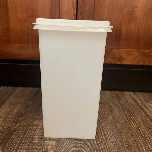 Vintage Tupperware Saltine Saver with Matching Lid - Picture 2 of 9